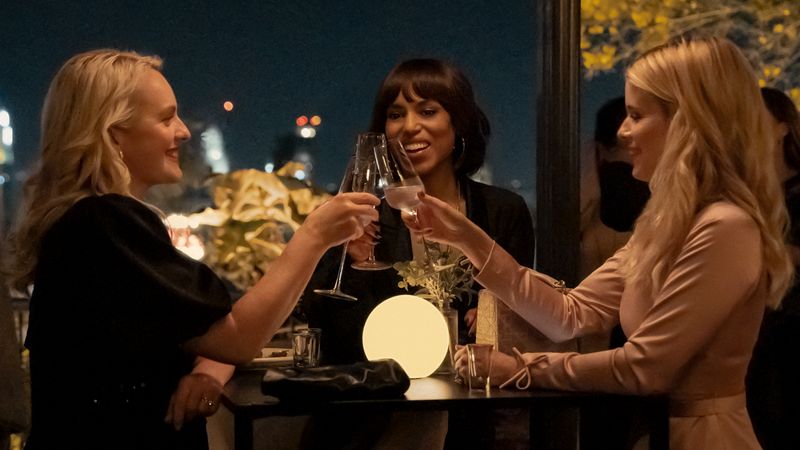 Eleanor (Kerry Washington, Mitte), Mary (Elisabeth Moss, links) und Nancy (Kate Mara) sind seit Jahrzehnten freundschaftlich verbunden. Doch dann wird Nancy getötet - und Eleanor und Mary müssen in "Imperfcet Women" erkennen, dass sie ihre langjährige Freundin womöglich nie wirklich gekannt haben.