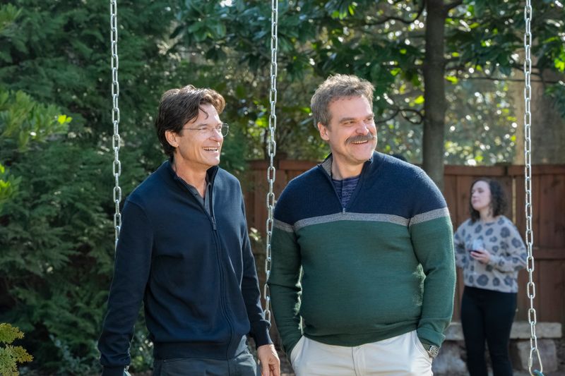 Clark (Jason Bateman, links) ist Fan der Dating-App "DTF St. Louis". Dass er sich darüber mit der Frau seines Kollegen und Freunds Floyd (David Harbour), Carol (Linda Cardellini), getroffen hat, ahnt er nicht. Dann wird Floyd tot aufgefunden ... Die Crime-Serie "DTF St. Louis" startet am 2. März bei HBO Max.