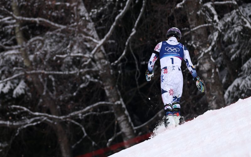 Nach seinem Ausscheiden stapft der Norweger Atle Lie McGrath davon Richtung Wald.