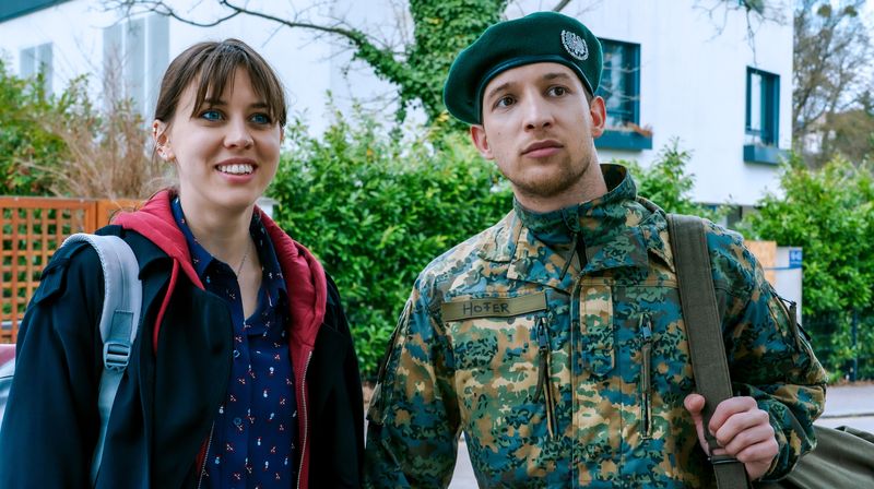 Hedwig Schaller (Alina Schaller) und Andreas Hofer (Julian Pichler) lieben sich. Was eigentlich ein Grund zur Freude sein sollte, stiftet in der Komödie von BR und ORF reichlich Chaos.