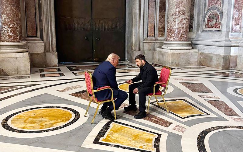 Donald Trump (links) und Wolodymyr Selenskyj bei einer Unterredung im Vatikan: Ist auf den stärksten Verbündeten der Ukraine noch Verlass?