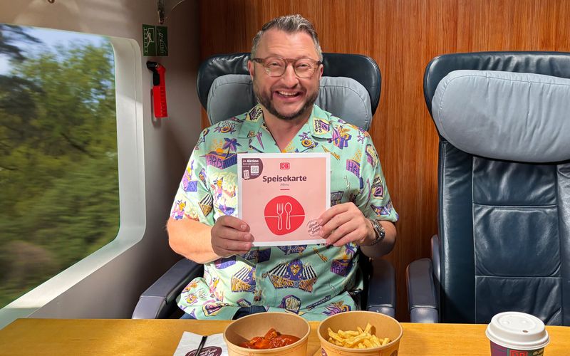 Für die Currywurst mit Pommes zahlt man bei der Deutschen Bahn 10,90 Euro. Dabei handelt es sich nur um ein Mikrowellenprodukt, zeigt TV-Koch Sebastian Lege.