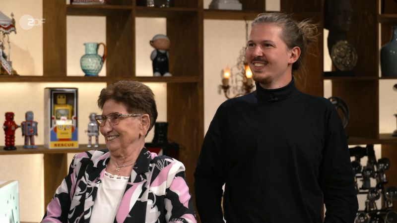 Oma Gerlinde aus Pfungstadt und ihr Enkel Moritz aus Freiburg wollten eine Leuchtreklame loswerden. "Aber die gehört nicht dir, du bist nur hier zum Aufpassen auf ihn", fragte Lichter. "Ja, ich passe auf, dass er das Geld gut heimbringt", erwiderte die Großmutter schelmisch.