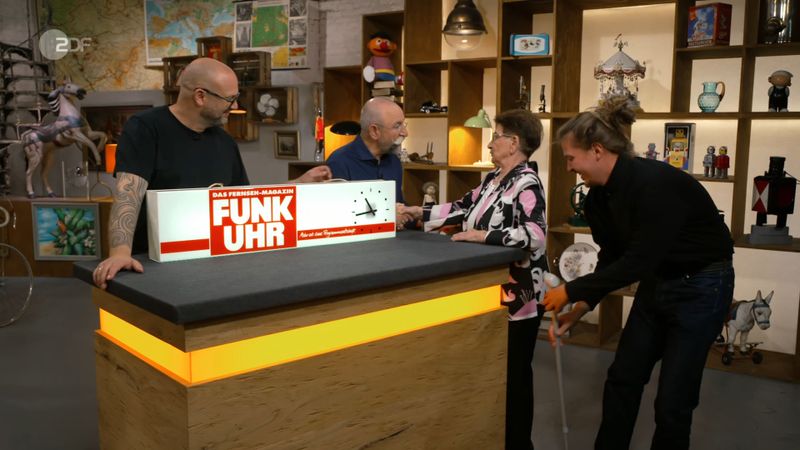 "Eine schöne Werbung mit Beleuchtung", fand Horst Lichter beim ersten Blick auf das Mitbringsel. Bei der Begrüßung schepperte es und er fragte sich: "Ui, was ist passiert?" Der Gehstock der Dame war umgefallen. "Junger Mann, heb mal auf", bat Lichter den Enkel.