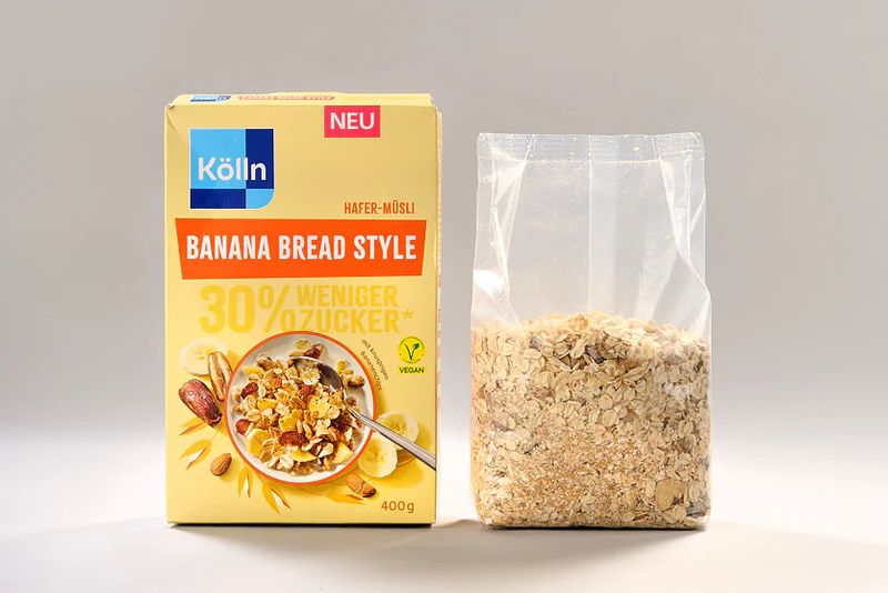 Die Tüte in der Verpackung von Kölln Müsli Banana Bread Style ist etwa bis zur Hälfte gefüllt.