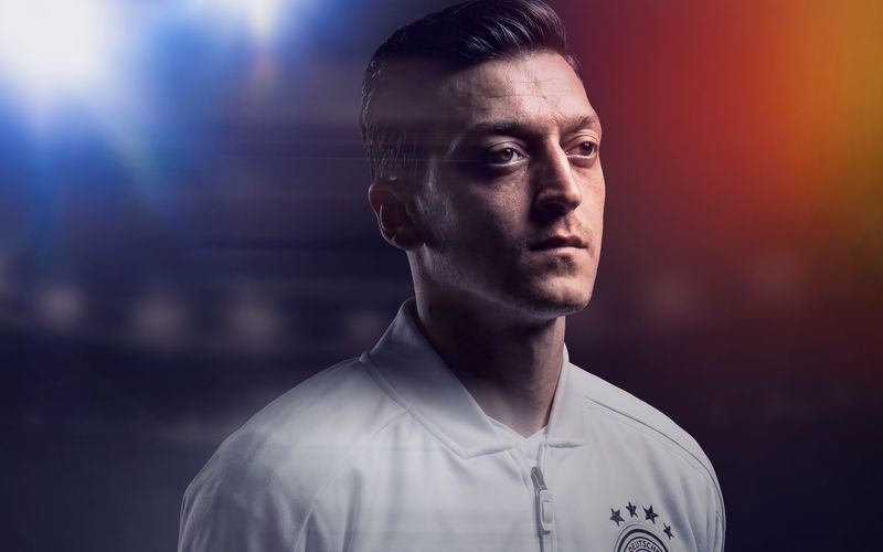 Das ZDF zeigt im März die dreiteilige Doku-Serie "Mesut Özil - zu Gast bei Freunden".