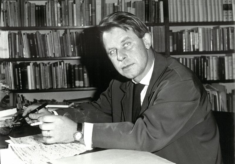 Am 17. März 2026 würde Schriftsteller Siegfried Lenz 100 Jahre alt werden. Mit seinem Werk prägte er die deutsche Nachkriegsliteratur. Er setzte sich immer wieder mit individueller Verantwortung, Gewissen und Pflicht auseinander - Themen, die uns angesichts der aktuellen Weltlage erneut beschäftigen.