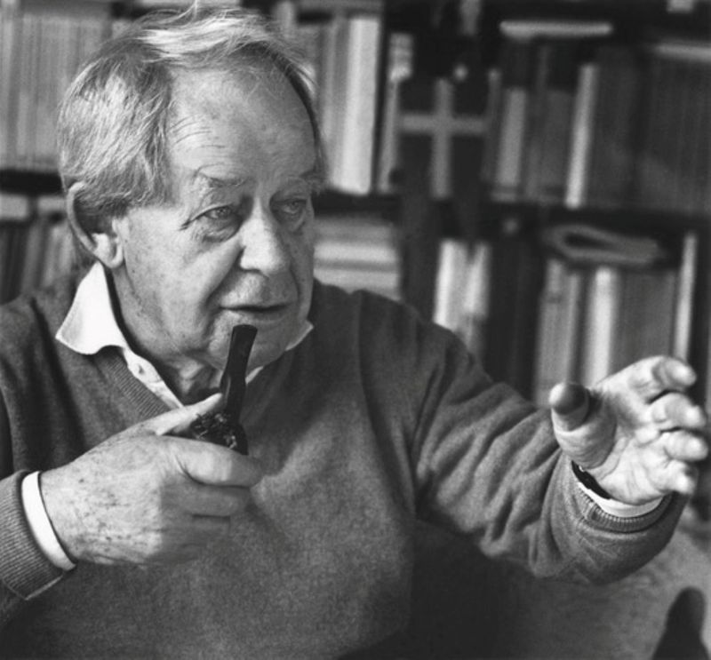 Bis zu seinem Tod am 17. Oktober 2008 blieb Siegfried Lenz ein Autor mit Haltung. Themen wie Pflicht und individuelle Verantwortung in autoritären Systemen durchziehen seine Werke und verleihen ihnen angesichts heutiger politischer Konflikte neue Relevanz. 
