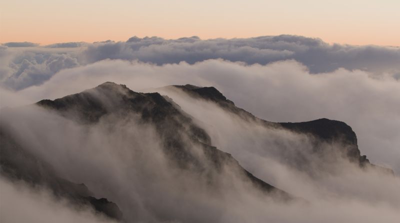 Der majestätische Sonnenaufgang auf dem Vulkanberg Haleakalā auf der Insel Mau'i ist ein bewegendes Naturschauspiel.