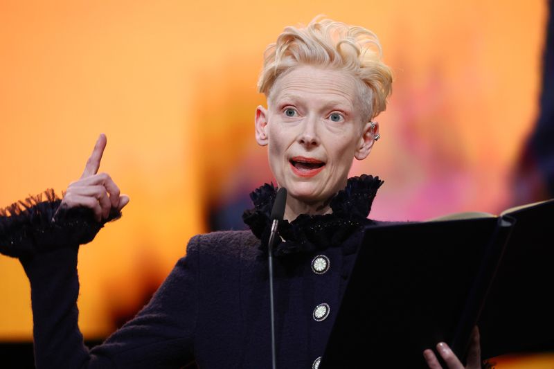 Schauspielerin Tilda Swinton (hier bei der Berlinale 2025) ist eine der Prominenten, die sich in einem offenen Brief an das Festival gewandt haben.