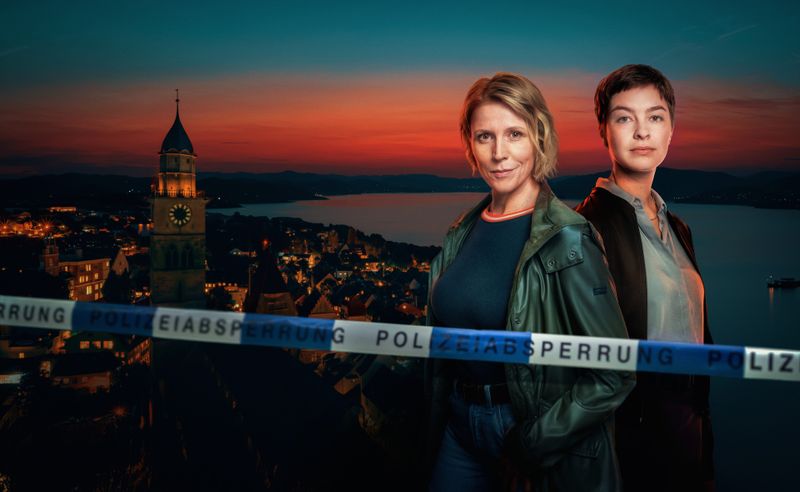 Komplexe Fälle am idyllischen See: Doro Beitinger (Franziska Weisz, links) und Chiara Locatelli (Maria Wördemann) ermitteln in der neuen Krimireihe "Mordufer".