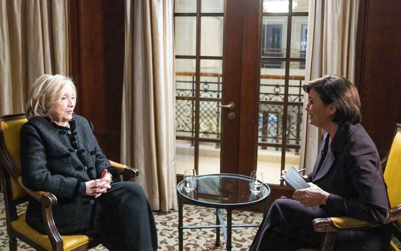 Hillary Clinton (links) hat bei Sandra Maischberger über Jeffrey Epstein und Donald Trump gesprochen.