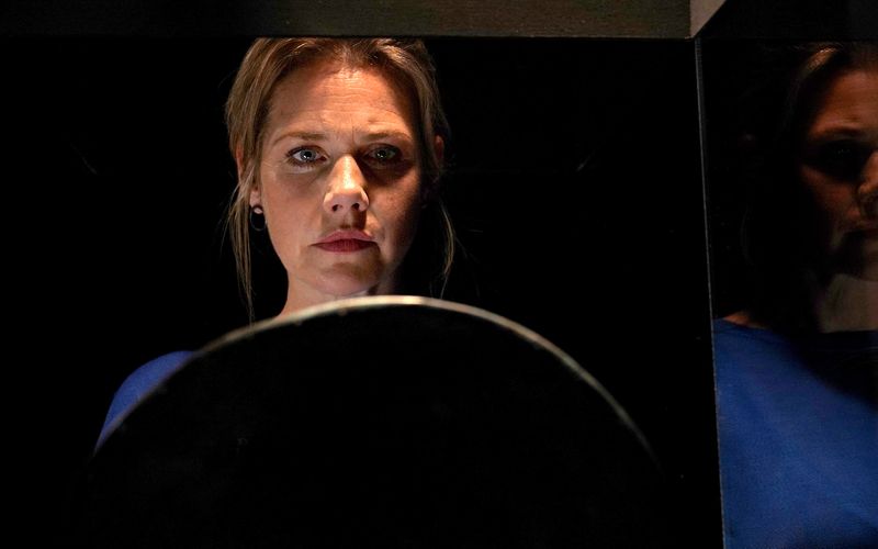 Kim (Felicitas Woll) gerät einmal mehr in den Bann der Himmelsscheibe von Nebra. Lastet auf ihr wirklich ein Fluch?