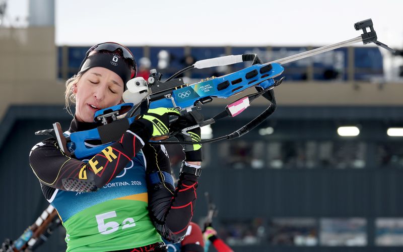 Auch an Staffel-Position 2 laufend misslang Biathletin Franziska Preuß das Stehendschießen.
