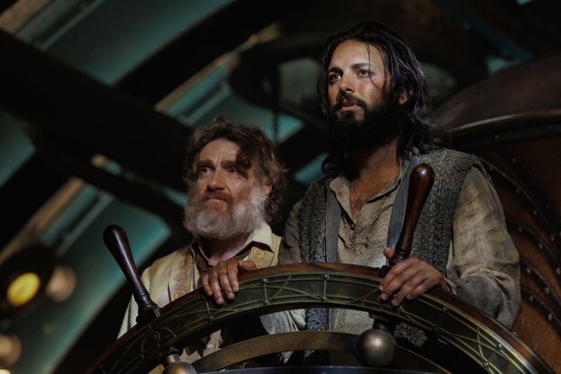 Der Gefangene Nemo (Shazad Latif, rechts) und der Architekt Benoit (Thierry Frémont) entführen das U-Boot Nautilus aus einer Strafkolonie in Indien.