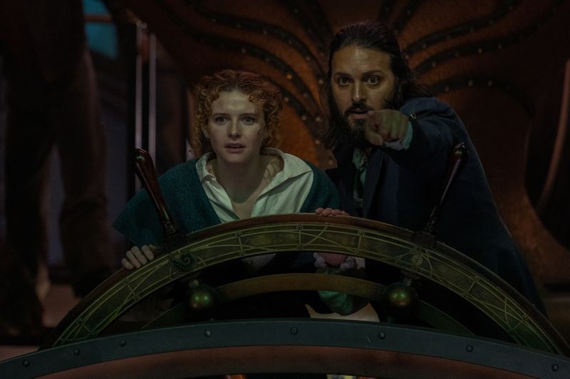 Nemo (Shazad Latif) und Humility (Georgia Flood) erleben in der zehnteiligen ZDFneo-Serie "Nautilus" actionreiche Abenteuer.