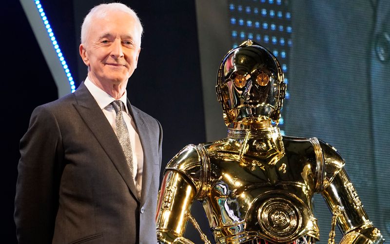 Den Roboter kennt jeder, das Gesicht dahinter fast niemand: Im "Star Wars"-Kultdroiden C-3PO steckte Anthony Daniels, der am 21. Februar seinen 80. Geburtstag feiert. Doch auch bei vielen weiteren Figuren der TV- und Filmgeschichte weiß fast niemand, wer hinter den Masken aus Bits und Bytes steckt. Die Galerie zeigt die Kultfiguren, die niemals ihr wahres Gesicht zeigten ... 