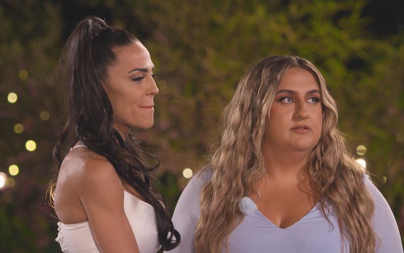 Kurz vor dem Finale halten Elena Miras (links) und Moderatorin Sandra Safiulov die Spannung kaum aus.