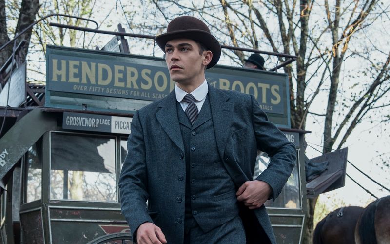 Sherlock Holmes (Hero Fiennes Tiffin) studiert in Oxford. Doch schon bald gehört seine Aufmerksamkeit nicht länger den Vorlesungen.