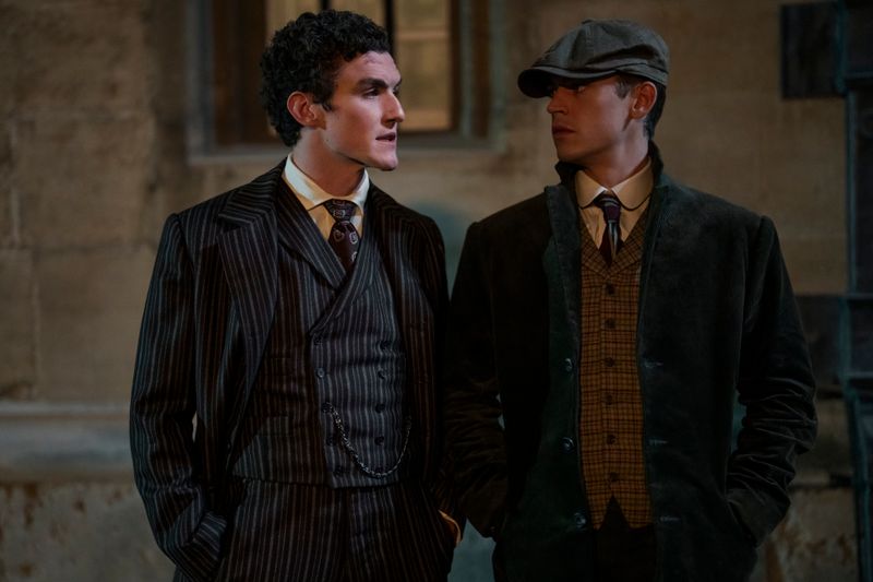 In James Moriarty (Dónal Finn, links) lernt Sherlock Holmes (Hero Fiennes Tiffin) einen faszinierenden Zeitgenossen kennen.