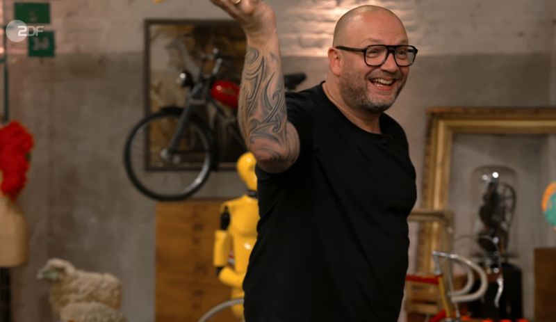 In der Donnerstagsausgabe wurde ein altes Möbelstück präsentiert. Optisch hätte es problemlos ins Badezimmer gepasst. Doch Sven Deutschmanek dachte in eine ganz andere - sagen wir: schwer verdauliche - Richtung.