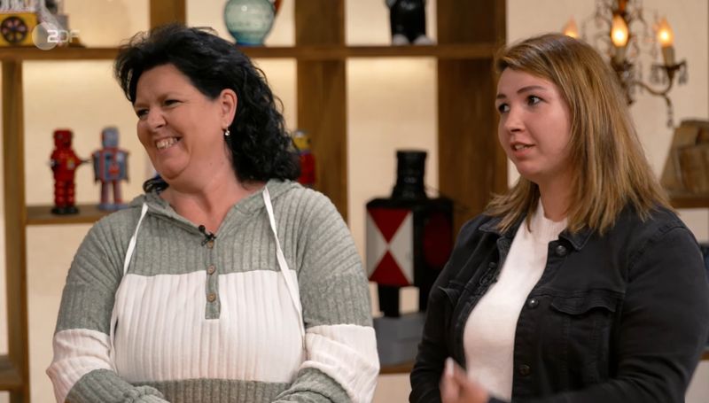 Der Beginn war harmlos und ging so: Wenn Gerdi (links) über Flohmärkte bummelt, hat sie meist einen klaren Auftrag. In diesem Fall stand fest: Das Enkelkind sollte eine Wanne bekommen.