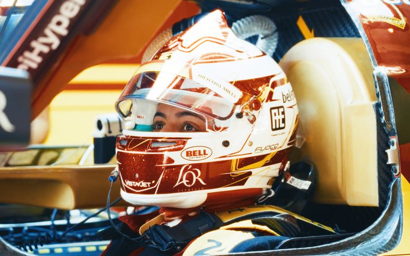 Der Italiener Antonio Fuoco (Bild) gewann 2024 das 24-Stunden-Rennen: Die Doku "Le Mans - Das härteste Autorennen der Welt" erzählt von tränenreichen Tragödien, aber natürlich auch von heldenhaften Triumphen auf dem Circuit de la Sarthe.