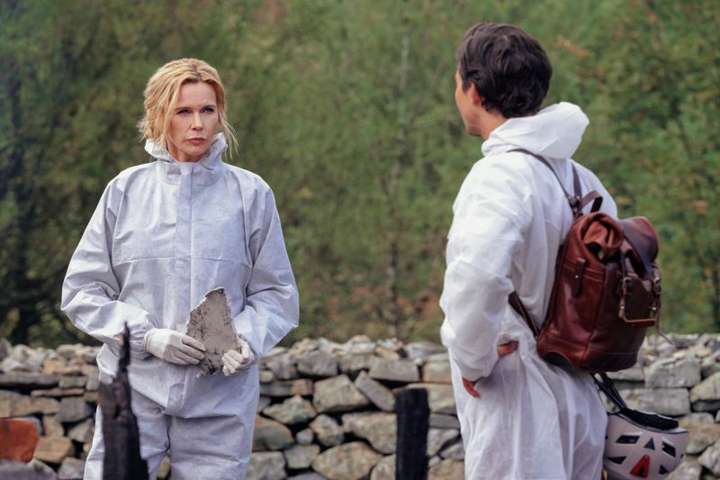 Birgit Reincke (Veronica Ferres) und Jonas Becker (Tim Oliver Schultz) suchen in den Überresten des abgebrannten Hauses nach Spuren.