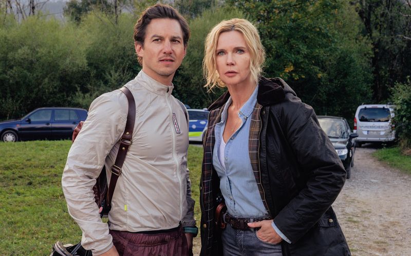 Jonas Becker (Tim Oliver Schultz) und Birgit Reincke (Veronica Ferres) ermitteln in "Alpentod - Ein Bergland-Krimi: Tiefe Schluchten" zum nunmehr dritten Mal zusammen.
