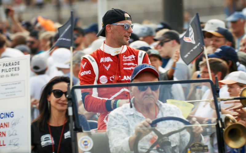 Bilder von der Fahrerparade in Le Mans: Die neue ARTE-Doku begibt sich immer wieder direkt auf die Strecke, um die Faszination rund um das 24-Stunden-Rennen greifbar zu machen.