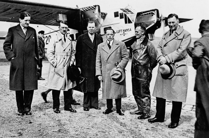 Adolf Hitler (zweiter von links) nutzte im Wahlkampf 1932 die "Luft Hansa", um dank schneller Flüge bis zu neunmal am Tag im gesamten Reichsgebiet bei Großveranstaltungen aufzutreten.
