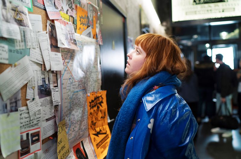 Nachdem Louise (Liv Henneguier) in Paris angekommen ist, sucht sie verzweifelt nach einer Bleibe.