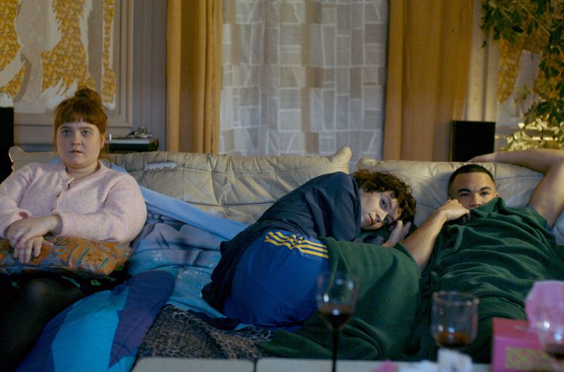 Louise (Liv Henneguier, links) und ihre neuen Mitbewohner Charlie (Clara Bretheau) und Nelson (Théo Christine) schauen jeden Sonntag gemeinsam einen Film.