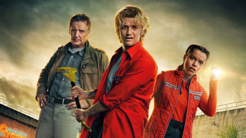 Die überforderten Mitarbeiter einer Self-Storage-Anlage Teacake (Joe Keery, m.) und Naomi (Georgina Campbell) müssen den Ausbruch eines Pilz-Parasiten verhindern, der unter ihrer Lagerhalle versteckt lag. Dabei bekommen sie Hilfe von Anti-Bioterror-Agent Robert Quinn (Liam Neeson, l.). Ob das Trio die Apokalypse abwenden kann?