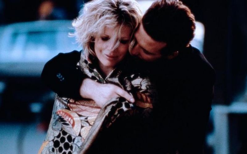 Wie freizügig darf ein Film sein? Diese Frage wird seit Bestehen des Kinos immer wieder gestellt. Wie weit dürfen Filmemacher und Schauspieler gehen, bevor es anstößig wird? Ein Film wie "9 1/2 Wochen" (Bild) ging sehr weit, weshalb er seinerzeit aneckte und doch ein großer Erfolg wurde. Nun feiert die Romanze mit Mickey Rourke und Kim Basinger 40-jähriges Jubiläum. Die Galerie zeigt aus diesem Anlass weitere schlüpfrige Klassiker, die in der Vergangenheit hohe Wellen schlugen.