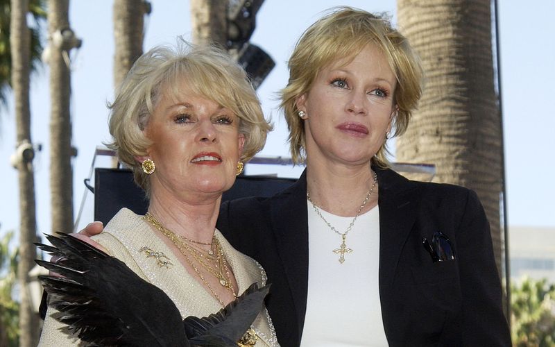 Am Sonntag um 22.15 Uhr strahlt ARTE einmal mehr den Filmklassiker "Die Vögel" aus, anschließend zeigt der Kultursender Dokumentationen über Tippi Hedren (links), die Hauptdarstellerin in Alfred Hitchcocks Horror-Meisterwerk, und Melanie Griffith, Hedrens Tochter. Wir nehmen den Themenabend zum Anlass, um in einer Galerie die größten Familienclans Hollywoods zu beleuchten.