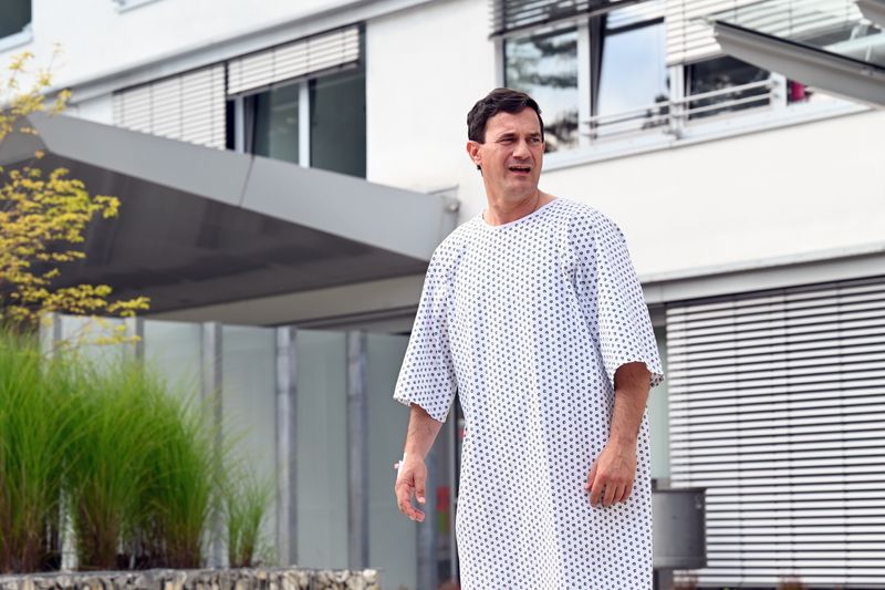 Friedel Gottwald (Sönke Möhring) findet sich in der Realität nicht zurecht. Kein Wunder, er glaubt, er sei 16 und befände sich im Jahr 1986. 