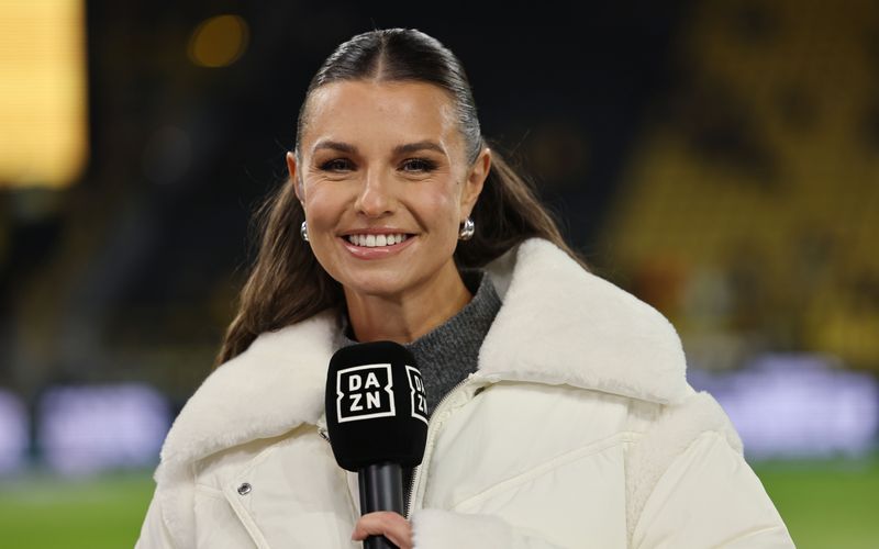 Laura Wontorra ist seit ihrer Kindheit Fußballfan und steht auch heute noch als Moderatorin im Stadion.