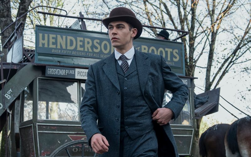 Hero Fiennes Tiffin spielt den 18-jährigen Sherlock Holmes in "Young Sherlock", der in Oxford in einen Mordfall gerät. Die Serie startet am 4. März bei Amazon Prime Video.
