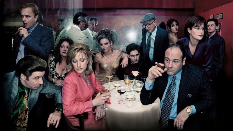 Sie waren Nachtklubbesitzer, Maurer oder Musiker. Vor allem sahen sie aus harmlos aus, wo sich doch hinter der Fassade ein skrupelloser Mafia-Clan verbarg. "The Sopranos", für viele die beste Serie aller Zeiten, machte die Darstellerinnen und Darsteller zu Legenden. Doch was wurde aus James Gandolfini, Edie Falco oder Dominic Chianese (stehend, mit Kappe), der am 24. Februar stolze 95 Jahre alt wird? Die Galerie hat Antworten.