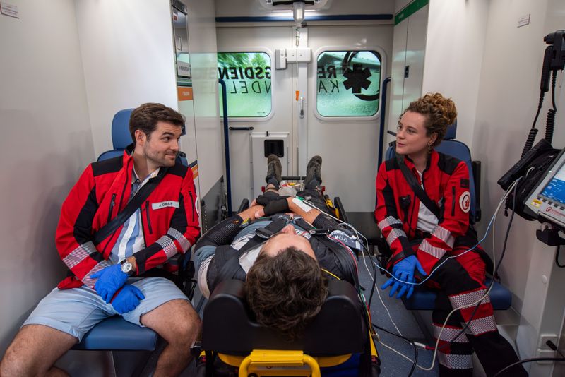 In der neuen ZDF-Serie, die zunächst mit zwei Folgen im März aufwartet, hilft Klara Deutschmann als Rettungssanitäterin an der Seite von "Fack ju Göhte"-Star Lucas Reiber (spielt Dr. Jasper Graf) verletzten Patienten.