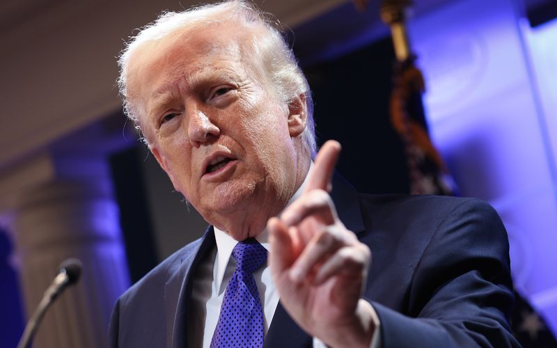 Donald Trump hat Netflix mit Konsequenzen gedroht, sollte sich der Konzern weigern, eine hochrangige Demokratin aus dem eigenen Vorstand zu entlassen.