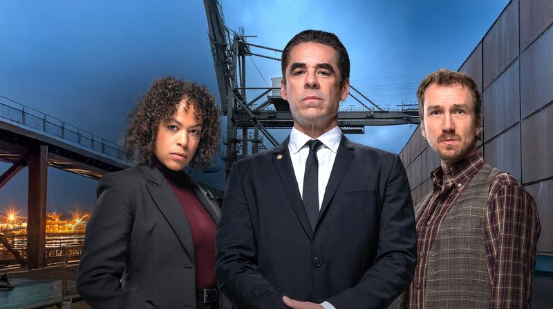 "Der Beschützer" erhält einen zweiten Auftrag: Jan Schäfer (Tobias Oertel, Mitte) und seine Kollegin Ilka Freuding (Paula Essam) müssen Unternehmer Eduard Raabe (Jan Krauter) und dessen Familie beschützen.