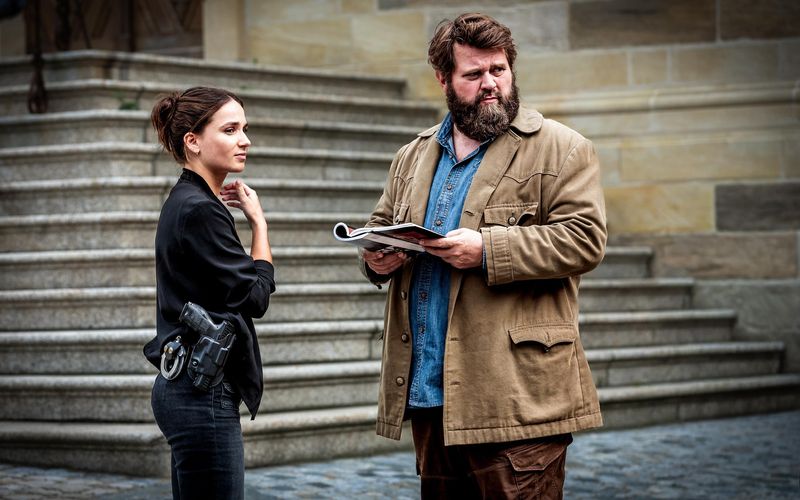 Kommissar Behringer (Antoine Monot) und seine Kollegin Ela (Cosima Henman) suchen die Person, die in Perchten-Verkleidung den Museumsdirektor Wimmer ermordet hat. Die Maske stammte aus der Perchten-Ausstellung des Museums, wie sie dem Begleitkatalog entnehmen.