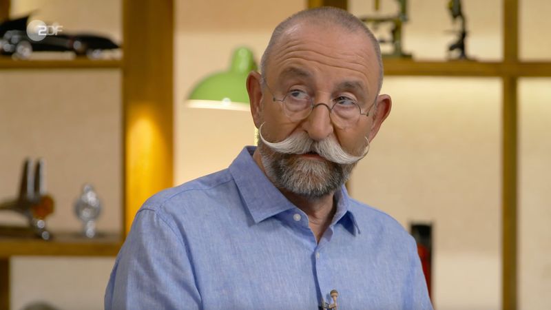 Die Verkäuferin zweifelte, ob sie ihr skurriles Mitbringsel in der Montagsfolge von "Bares für Rares" (ZDF) überhaupt an die Händler verkaufen kann. Horst Lichter zeigte sich ebenfalls skeptisch und fragte: "Wie kommt man nur an sowas?" Am Ende gab es zwar einen Abnehmer, doch der musste sich spöttische Kommentare anhören: "Du hast ein Rad ab."