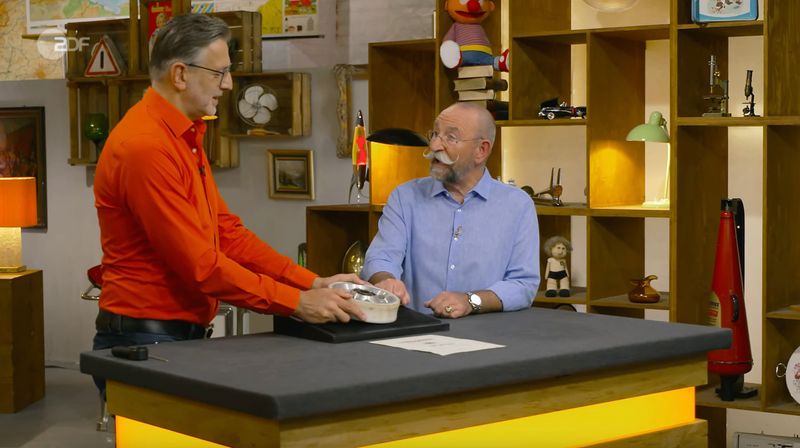 "Was haben wir denn da für ein Ding?", staunte Lichter, als sein Blick auf ein einzelnes Laufrad auf dem Expertenpult fiel. Detlev Kümmel erlaubte sich prompt einen Scherz und behauptete: "Eine Autofelge." Doch der Moderator ließ sich nicht veräppeln. "Nein, das ist ein Hochleistungsrad - allerdings ein verschlissenes", stellte er klar.