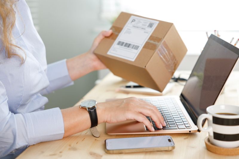 Unterschiedliche Regelungen erschweren es Verbraucherinnen und Verbrauchern offenbar, Fehlkäufe zurückzusenden. 