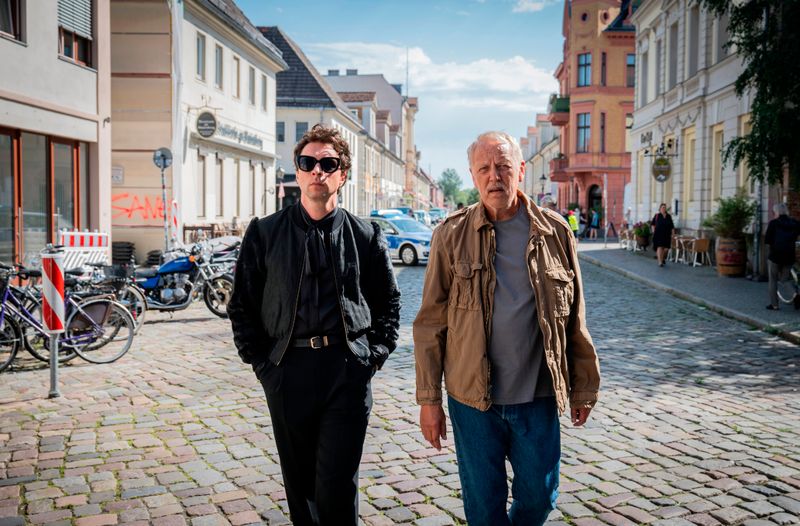 Vincent Ross (André Kaczmarczyk, links) und Karl Rogov (Frank Leo Schröder) ermitteln im neuen "Polizeiruf 110" diesmal in der schönen Potsdamer Innenstadt.