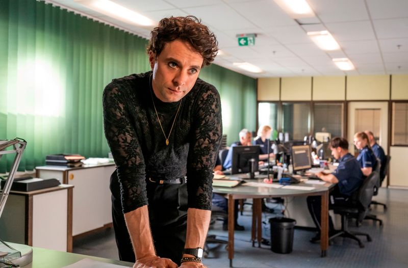 Mit Kajal und Netzoberteil: Kriminalkommissar Vincent Ross (André Kaczmarczyk) leitet die Ermittlungen im Fall eines getöteten Juweliers.