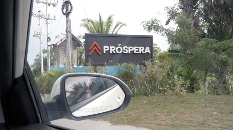 In die Privatstadt Próspera kommt man nur mit einem Besucherausweis. Private und bewaffnete Sicherheitskräfte kontrollieren.